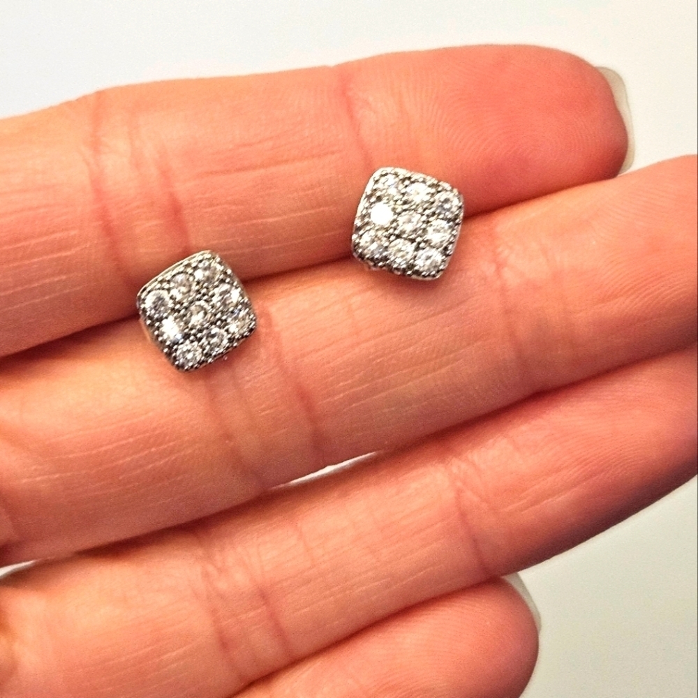 NEW Elegant Silver Stud Earrings